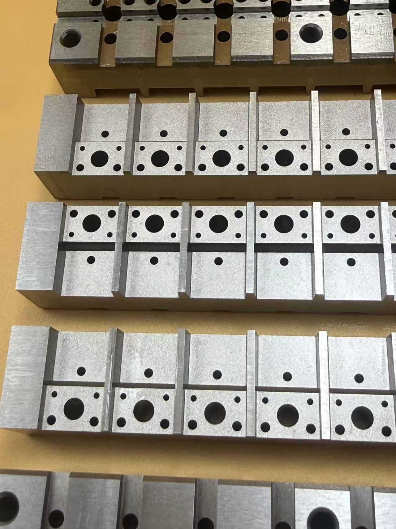 Apakah kelebihan teknologi proses pemotongan dawai ketepatan dalam pemesinan?