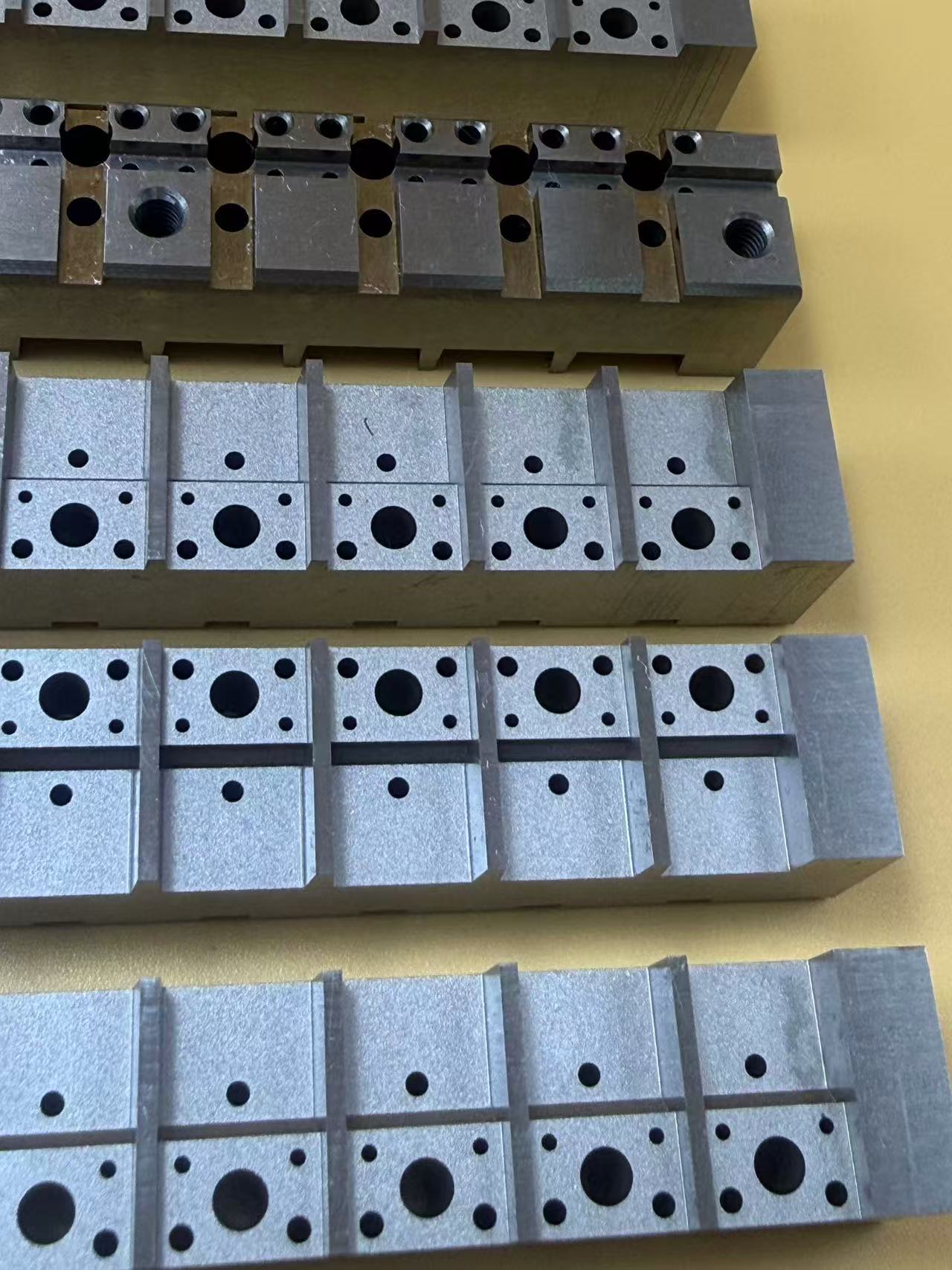 Apakah aplikasi teknologi pemesinan nyahcas elektrik wayar perlahan dalam acuan pembungkusan semikonduktor?